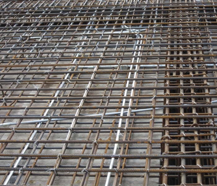 郭家莊B地塊棚戶(hù)區(qū)改造項(xiàng)目地下室頂板鋼筋綁扎及預(yù)埋管鋪設(shè)